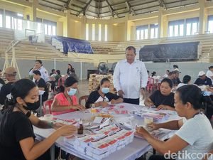 Dari Ladang ke Ruang Lipat: Cerita Petani Klungkung Lipat Surat Suara Pilkada Dari Ladang ke Ruang Lipat: Cerita Petani Klungkung Lipat Surat Suara Pilkada