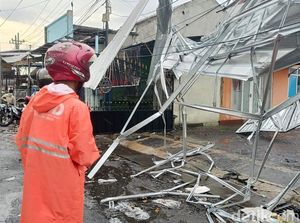 Puluhan Rumah di Lumajang Rusak Diterjang Angin Puting Beliung Puluhan Rumah di Lumajang Rusak Diterjang Angin Puting Beliung
