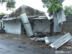 Puting Beliung Terjang 2 Kecamatan di Lumajang, Puluhan Rumah Warga Rusak