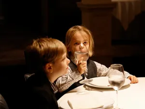 Resto Ini Beri Hukuman Cuci Piring untuk Anak-anak Pengunjung Resto Ini Beri Hukuman Cuci Piring untuk Anak-anak Pengunjung