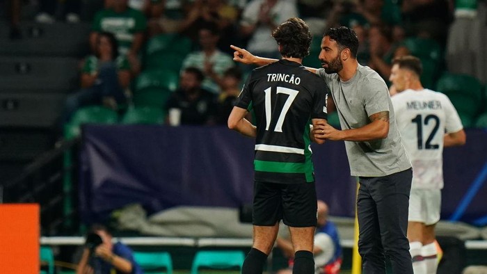 LISBON, PORTUGAL - SEPTEMBER 17:  Head Coach Ruben Amorim of Sporting CP speaks with Francisco Trincao of Sporting CP during the UEFA Champions League 2024/25 League Phase MD1 match between Sporting CP and LOSC Lille at Estadio Jose Alvalade on September 17, 2024 in Lisbon, Portugal.  (Photo by Gualter Fatia/Getty Images)