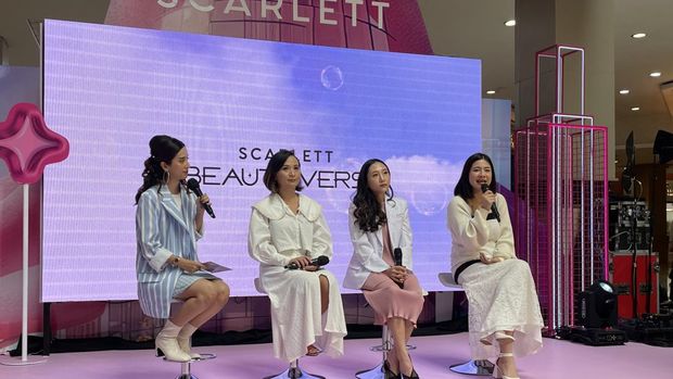 Felicya Angelistya yang sedang memaparkan tentang acara Scarlett Beautyverse di Food Society Kota Kasablanka, Jumat (1/11)