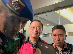Tom Lembong Bungkam Usai 10 Jam Diperiksa Kejagung Tom Lembong Bungkam Usai 10 Jam Diperiksa Kejagung