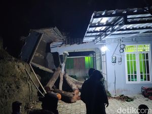 Gagal Nanjak, Truk Jumping Lalu Terguling Timpa Rumah Warga di Kulon Progo Gagal Nanjak, Truk Jumping Lalu Terguling Timpa Rumah Warga di Kulon Progo