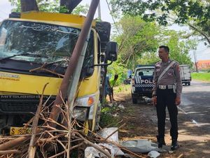 Truk Oleng Tabrak Tiang Listrik hingga 3 Kendaraan, 1 Motor Rusak Parah