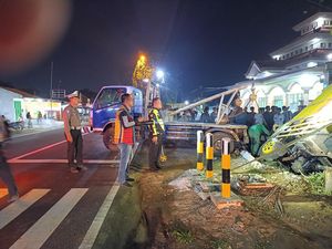 Truk Tabrak Motor Hingga Nyemplung Sungai di Mojokerto, 1 Orang Tewas