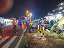 Truk Tabrak Motor Hingga Nyemplung Sungai di Mojokerto, 1 Orang Tewas