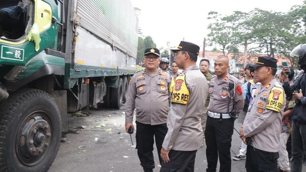 Insiden truk ugal-ugalan di Cipondoh, Tangerang, Jumat (1/11/2024).