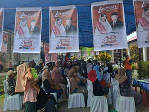 Warga Halteng Antusias Ikut Kampanye Terbatas Sherly-Sarbin Jelang Pilgub Warga Halteng Antusias Ikut Kampanye Terbatas Sherly-Sarbin Jelang Pilgub
