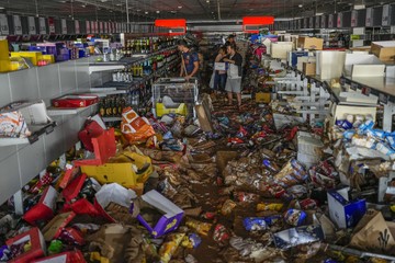 Warga Spanyol Kais Barang Supermarket yang Diterjang Banjir