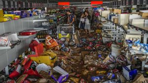 Warga Spanyol Kais Barang Supermarket yang Diterjang Banjir