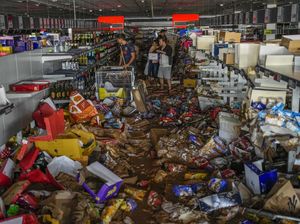Warga Spanyol Kais Barang Supermarket yang Diterjang Banjir