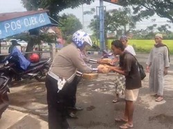Aksi Polantas Polres Ponorogo Beri Edukasi Lalu Lintas Lewat Nasi Bungkus