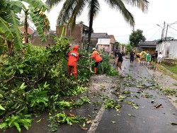 Amukan Angin Kencang dan Hujan Deras Rusak Sejumlah Rumah di Ciamis