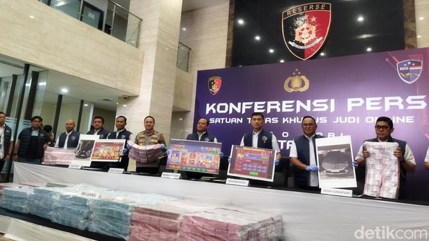 Bareskrim Polri membongkar sindikat judi online slot-8278 jaringan internasional yang dikendalikan WN China dengan total uang yang disita Rp 70,1 miliar. (Kurniawan/detikcom).