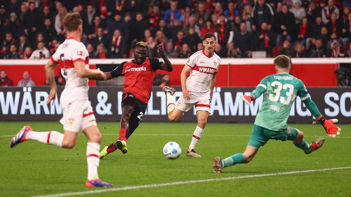 LEVERKUSEN, GERMANY - NOVEMBER 01: Victor Boniface of Leverkusen has a shot saved by Alexander Nübel of Stuttgart during the Bundesliga match between Bayer 04 Leverkusen and VfB Stuttgart at BayArena on November 01, 2024 in Leverkusen, Germany. (Photo by Dean Mouhtaropoulos/Getty Images)