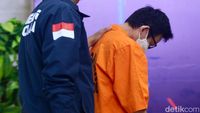 Digiring Petugas, Tersangka Sindikat Judi Online Tertunduk Lesu