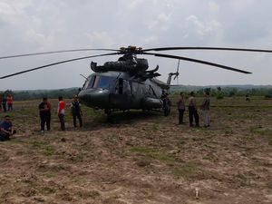 Video: Helikopter TNI AD Mendarat Darurat di Blora Jateng, Jadi Tontonan Warga Video: Helikopter TNI AD Mendarat Darurat di Blora Jateng, Jadi Tontonan Warga