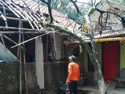 8 Rumah Warga Parungpanjang Bogor Rusak Diterjang Angin Kencang