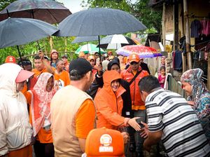 Warga Antusias Sambut Indira Blusukan Jalan Kaki-Kehujanan di Tamalanrea Warga Antusias Sambut Indira Blusukan Jalan Kaki-Kehujanan di Tamalanrea