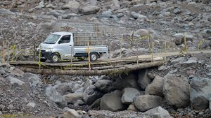 Jembatan Darurat Masih Digunakan di Tanah Datar