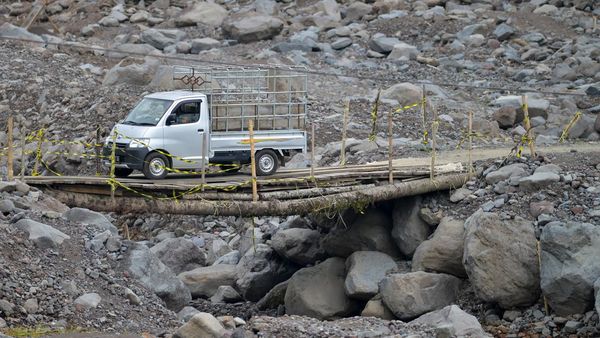 Jembatan Darurat Masih Digunakan di Tanah Datar