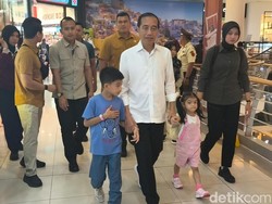 Jokowi Temani Jan Ethes-La Lembah Main di Mal, Beli Pokemon Rp 600 Ribu