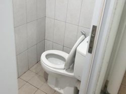 Ini Penyebab dan Cara Bersihkan Keramik Kamar Mandi yang Menguning