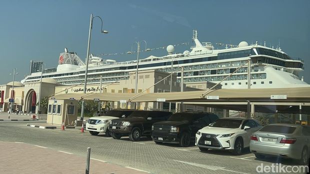 Kapal pesiar Resorts World One milik Resorts World Cruises.