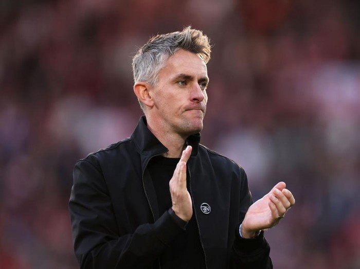 BRENTFORD, ENGLAND - OCTOBER 26: Kieran McKenna, Manager of Ipswich Town, applauds the fans at the end of the Premier League match between Brentford FC and Ipswich Town FC at Gtech Community Stadium on October 26, 2024 in Brentford, England. (Photo by Ryan Pierse/Getty Images)