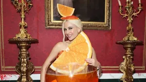 Foto: Kostum Halloween 2024 Terheboh, Kim Kardashian Jadi Buaya Albino