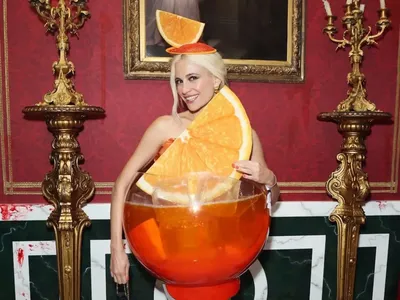 Foto: Kostum Halloween 2024 Terheboh, Kim Kardashian Jadi Buaya Albino