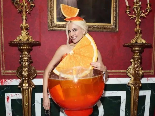 Foto: Kostum Halloween 2024 Terheboh, Kim Kardashian Jadi Buaya Albino