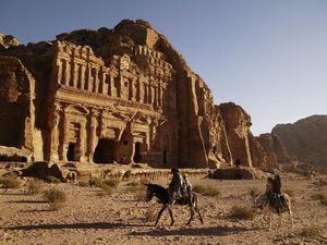 Petra Banjir Bandang, Ibu dan Anak Ditemukan Tewas Petra Banjir Bandang, Ibu dan Anak Ditemukan Tewas