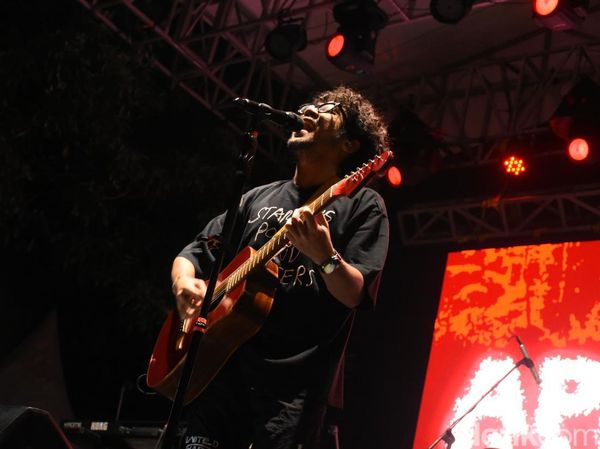 Kunto Aji-Bilal Indra Guncang Panggung Studentnite Festival