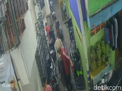 Video: Rekaman CCTV Fauzan Bawa Potongan Tubuh Mantan Istri ke Pasar Ikan