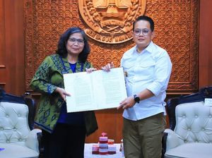 Pj Wali Kota Kediri Zanariah Terima SK Perpanjangan Masa Jabatan Pj Wali Kota Kediri Zanariah Terima SK Perpanjangan Masa Jabatan