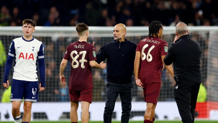 Soccer Football - Carabao Cup - Round of 16 - Tottenham Hotspur v Manchester City - Tottenham Hotspur Stadium, London, Britain - October 30, 2024  Manchester City manager Pep Guardiola with James McAtee and Jahmai Simpson-Pusey after the match Action Images via Reuters/Matthew Childs EDITORIAL USE ONLY. NO USE WITH UNAUTHORIZED AUDIO, VIDEO, DATA, FIXTURE LISTS, CLUB/LEAGUE LOGOS OR LIVE SERVICES. ONLINE IN-MATCH USE LIMITED TO 120 IMAGES, NO VIDEO EMULATION. NO USE IN BETTING, GAMES OR SINGLE CLUB/LEAGUE/PLAYER PUBLICATIONS. PLEASE CONTACT YOUR ACCOUNT REPRESENTATIVE FOR FURTHER DETAILS..