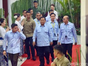Momen Prabowo Colek Bahlil Ajak Anggota HIPMI Bagi-bagi Seragam Anak Sekolah Momen Prabowo Colek Bahlil Ajak Anggota HIPMI Bagi-bagi Seragam Anak Sekolah