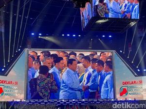 Rosan Roeslani Sapa Prabowo-Gibran: Ketua dan Wakil Ketua Dewan Pembina GSN Rosan Roeslani Sapa Prabowo-Gibran: Ketua dan Wakil Ketua Dewan Pembina GSN