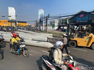 Forklift Diterjuankan untuk Evakuasi Tiang Pancang yang Berserakan di Jalan