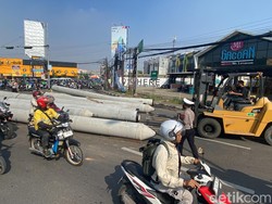 Forklift Diterjuankan untuk Evakuasi Tiang Pancang yang Berserakan di Jalan