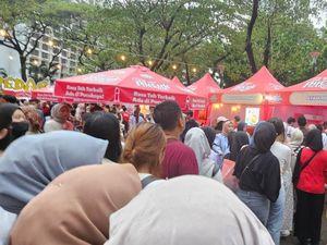 Teh Pucuk Temani Pengunjung yang Antre di Pucuk Coolinary Festival 2024 Teh Pucuk Temani Pengunjung yang Antre di Pucuk Coolinary Festival 2024