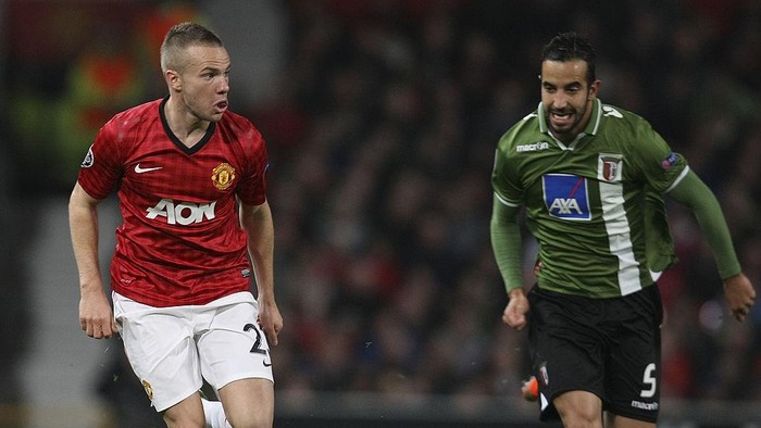 MANCHESTER, ENGLAND - OCTOBER 23:  Tom Cleverley of Manchester United in action with Ruben Amorim of SC Braga during the UEFA Champions League Group H match between Manchester United and SC Braga at Old Trafford on October 23, 2012 in Manchester, England.  (Photo by John Peters/Manchester United via Getty Images)