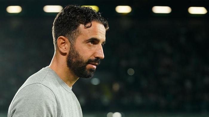 LISBON, PORTUGAL - NOVEMBER 01: Head Coach Ruben Amorim of Sporting CP before the start of the Liga Portugal Betclic match between Sporting CP and CF Estrela da Amadora at Estadio Jose Alvalade on November 1, 2024 in Lisbon, Portugal. (Photo by Gualter Fatia/Getty Images)