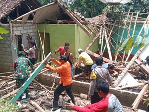 Rumah Nenek Yati Roboh Saat Hujan Lebat Landa Trenggalek