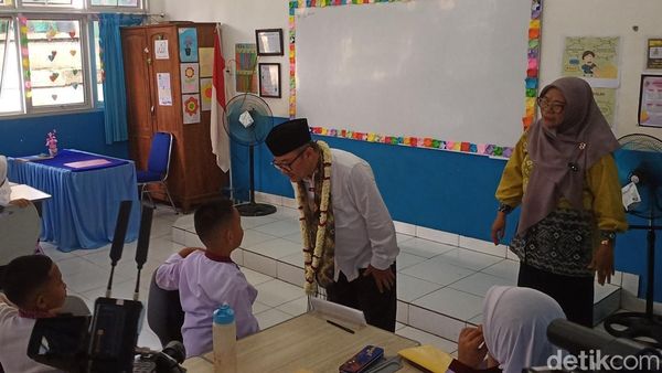 Momen Mendikdasmen Ngajar di SDN 59 Palembang, Siswa Antusias!
