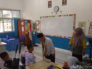 Momen Mendikdasmen Ngajar di SDN 59 Palembang, Siswa Antusias!