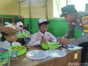 Senangnya Bocah SD Terpencil di Sidoarjo Saat Dapat Makan Siang Gratis Senangnya Bocah SD Terpencil di Sidoarjo Saat Dapat Makan Siang Gratis