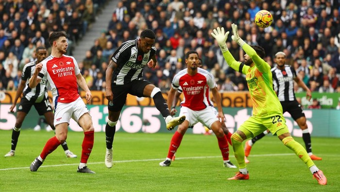 Soccer Football - Premier League - Newcastle United v Arsenal - St James Park, Newcastle, Britain - November 2, 2024 Newcastle Uniteds Joe Willock in action with Arsenals David Raya Action Images via Reuters/Lee Smith EDITORIAL USE ONLY. NO USE WITH UNAUTHORIZED AUDIO, VIDEO, DATA, FIXTURE LISTS, CLUB/LEAGUE LOGOS OR LIVE SERVICES. ONLINE IN-MATCH USE LIMITED TO 120 IMAGES, NO VIDEO EMULATION. NO USE IN BETTING, GAMES OR SINGLE CLUB/LEAGUE/PLAYER PUBLICATIONS. PLEASE CONTACT YOUR ACCOUNT REPRESENTATIVE FOR FURTHER DETAILS..